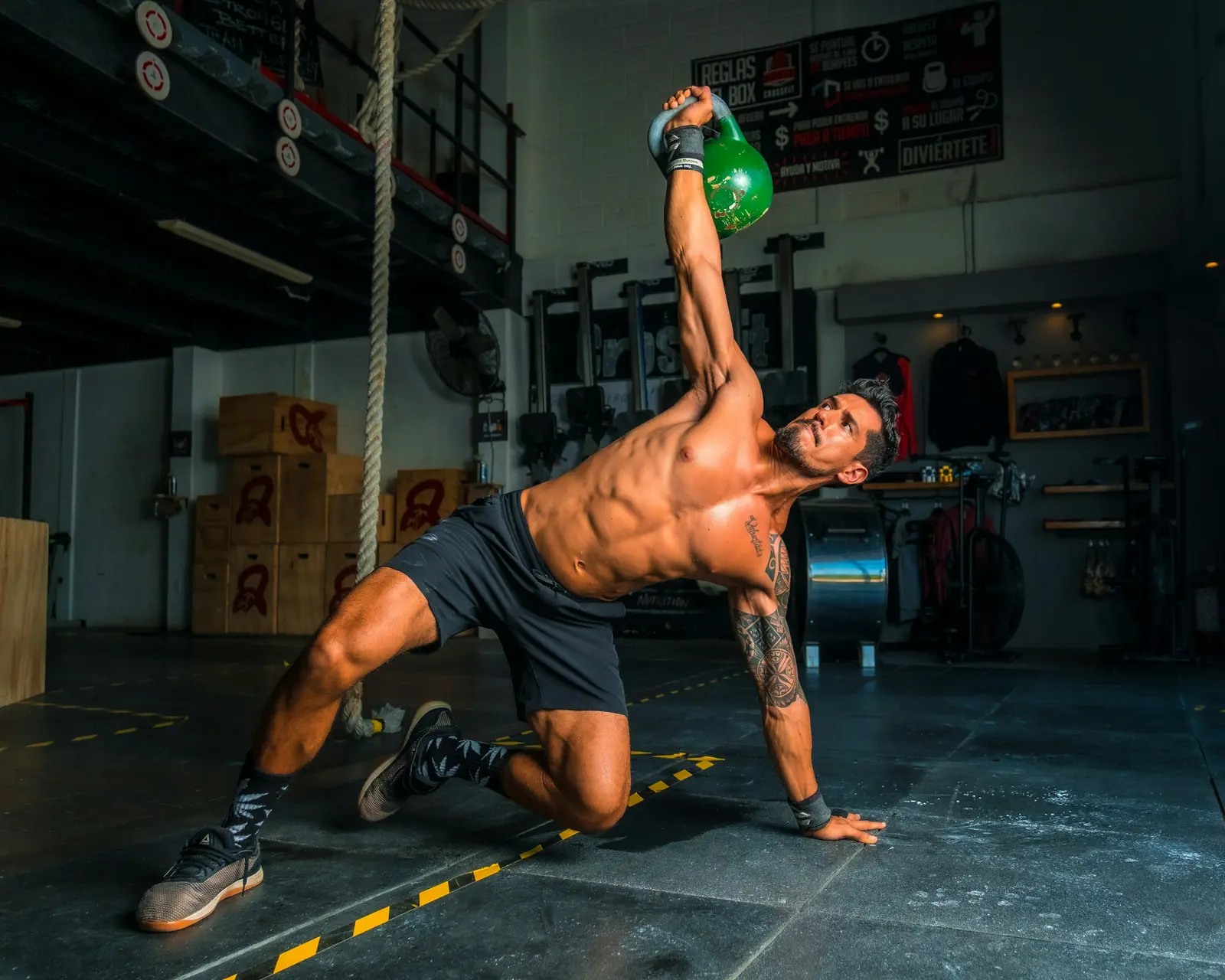 Atleta erguendo um kettlebell em um box de cross training