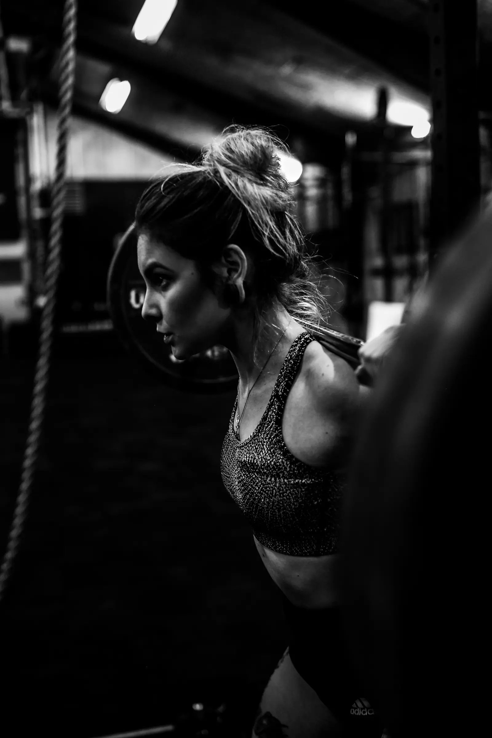Atleta concentrada antes de um levantamento